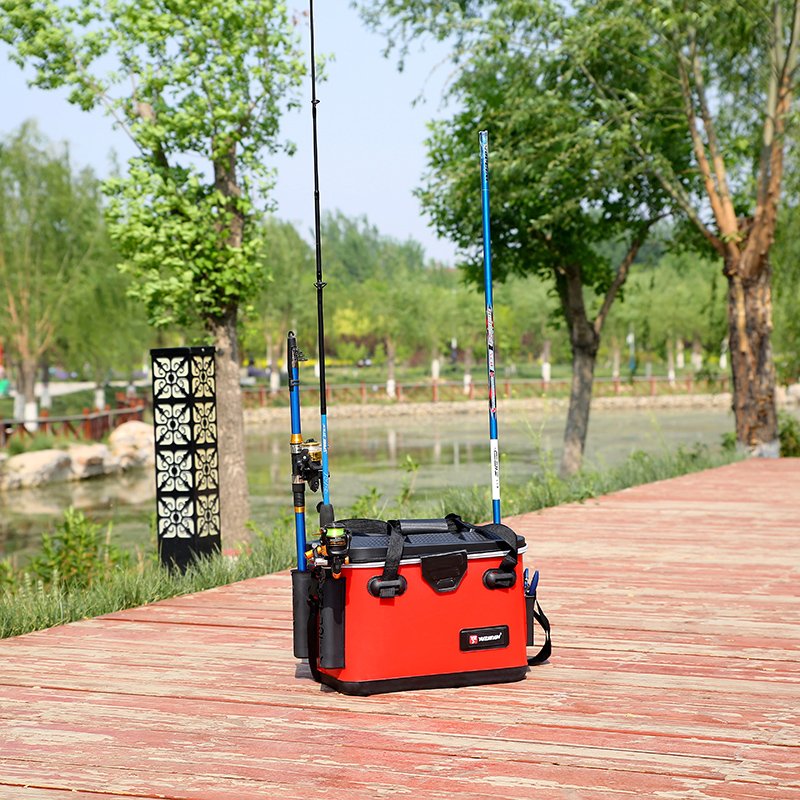 A single-shoulder catch of a single-formed Luya fishing tank with a thick hard-hulled tank of live fish and a barrel of fishing gear